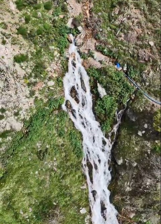 batmanda 3 metre yuksekligindeki kar magaralari hayran birakiyor 3