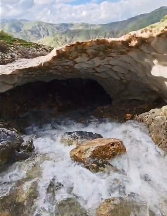 batmanda 3 metre yuksekligindeki kar magaralari hayran birakiyor 4 hMAwNmpm
