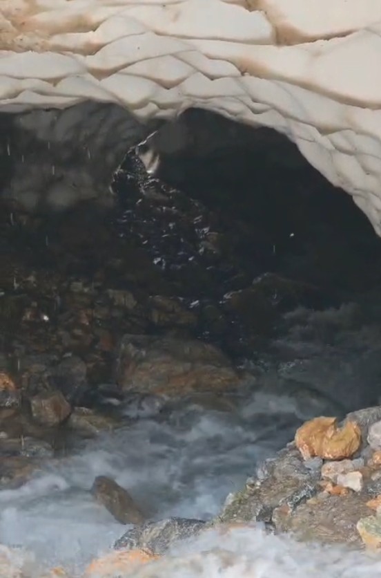 batmanda 3 metre yuksekligindeki kar magaralari hayran birakiyor 5 4YmXhA6w