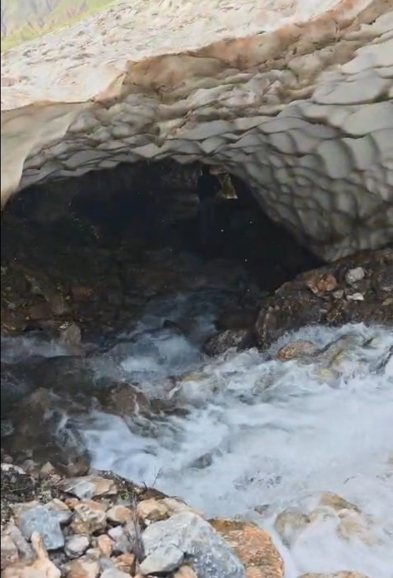 batmanda 3 metre yuksekligindeki kar magaralari hayran birakiyor 6 IKUvewNM