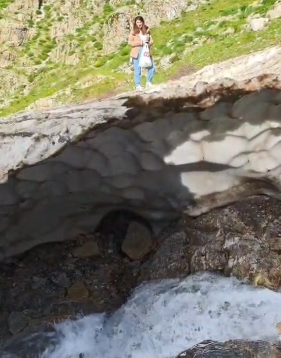 batmanda 3 metre yuksekligindeki kar magaralari hayran birakiyor 7 aeVcvPy8