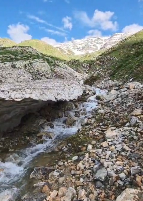 batmanda 3 metre yuksekligindeki kar magaralari hayran birakiyor 8 Qrdtw6Zv