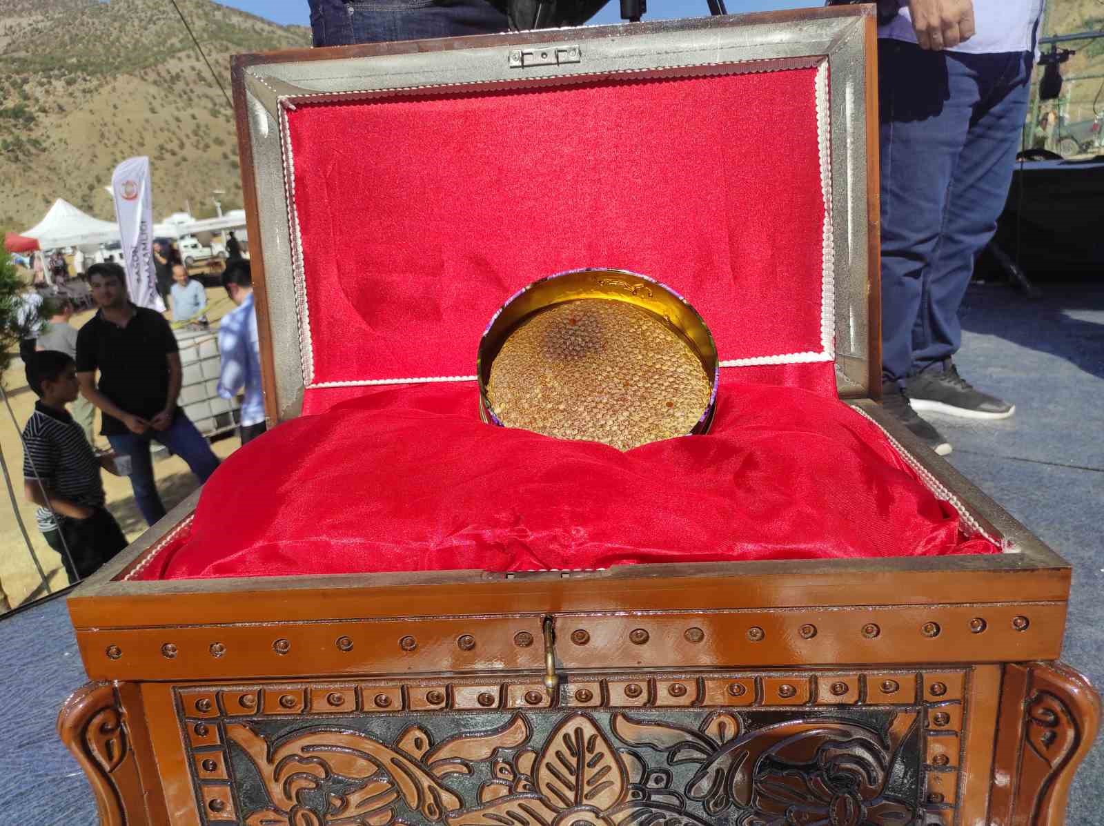 batmanda 340 bin lira ile rekor fiyata satilan bir kilo balin geliri besicilere verildi IgSk8JeS