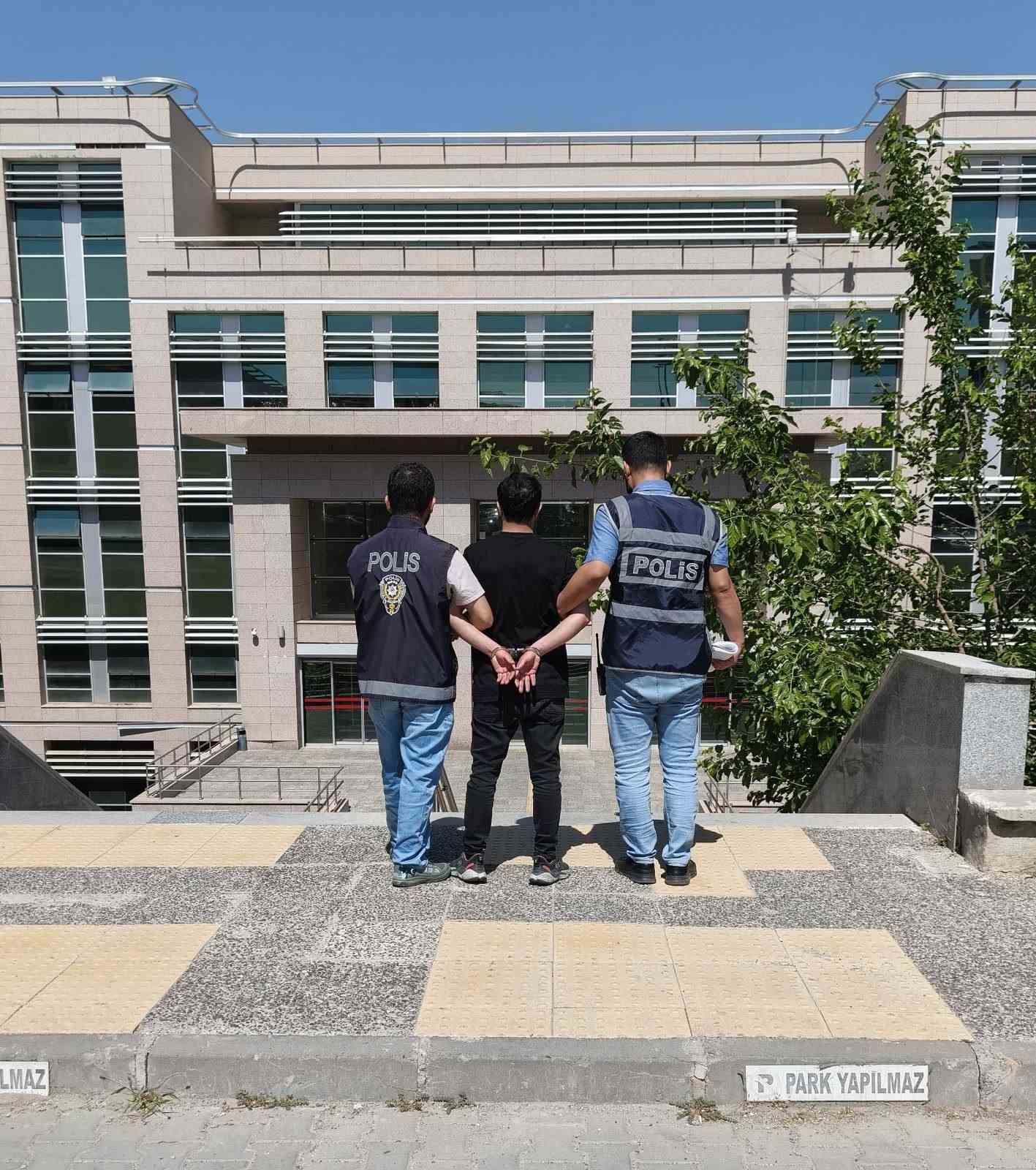 Batman’da 46 yıl hapis cezası bulunan firari yakalandı 4 batmanda 46 yil hapis cezasi bulunan firari yakalandi 0 QfV7g3Wu