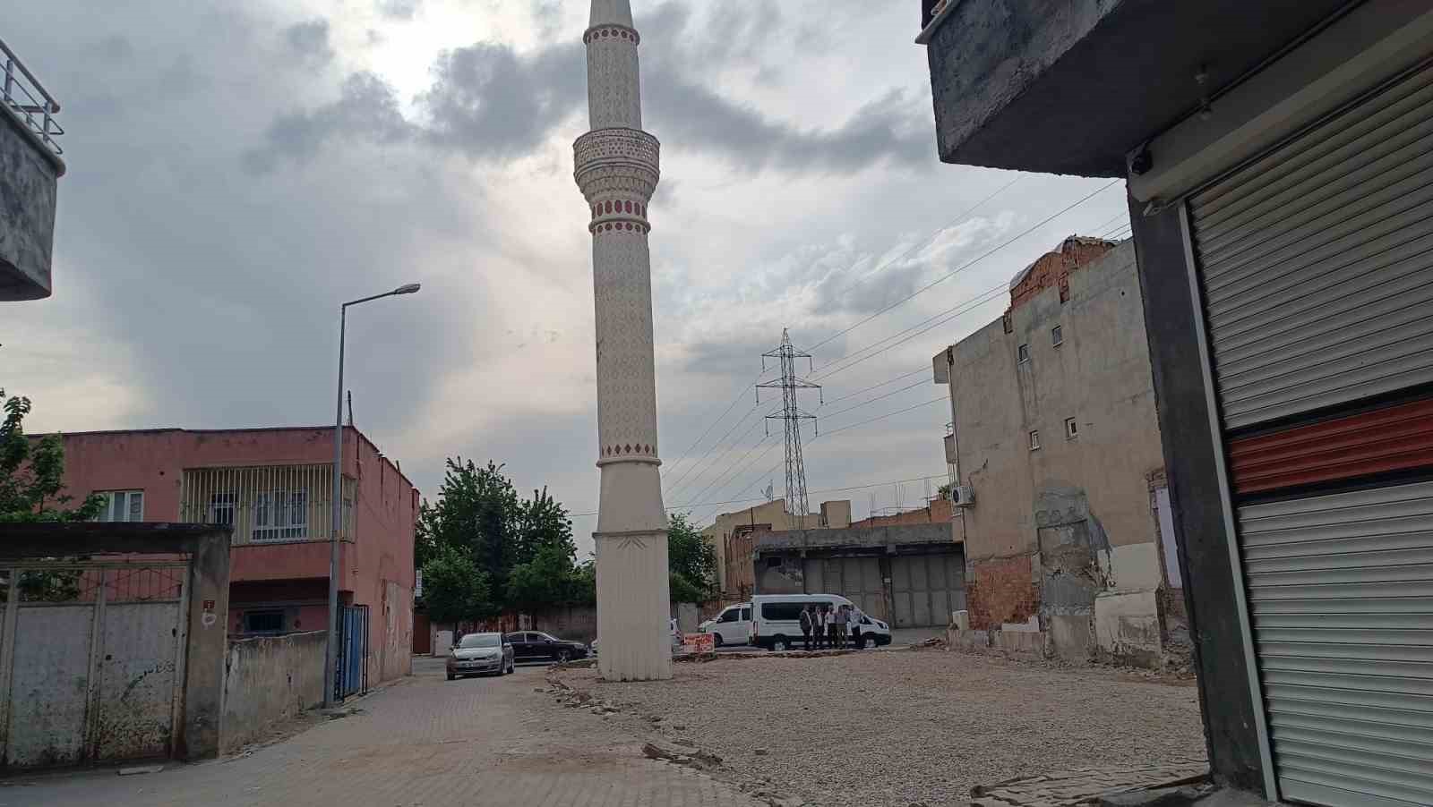 batmanda 50 yillik cami yikildi minaresi kaldi 1