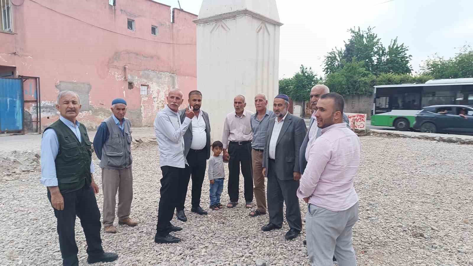 batmanda 50 yillik cami yikildi minaresi kaldi 5 UpuE4pGa