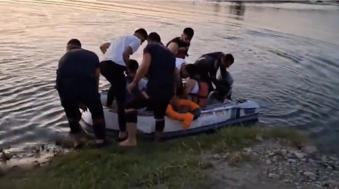 batmanda adacikta mahsur kalan 5 kisiyi itfaiye kurtardi 0