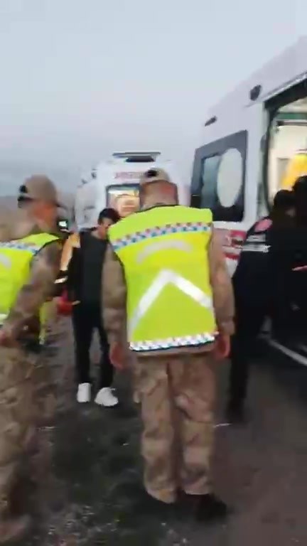 batmanda arac ucuruma yuvarlandi 3 agir yarali 1 8VXQMn9e