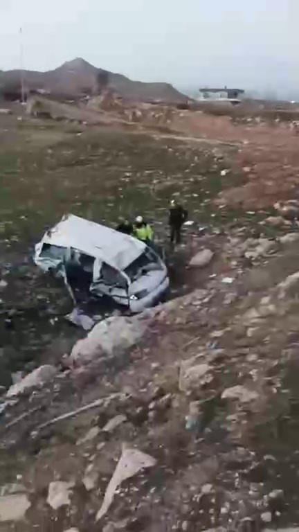 batmanda arac ucuruma yuvarlandi 3 agir yarali 3