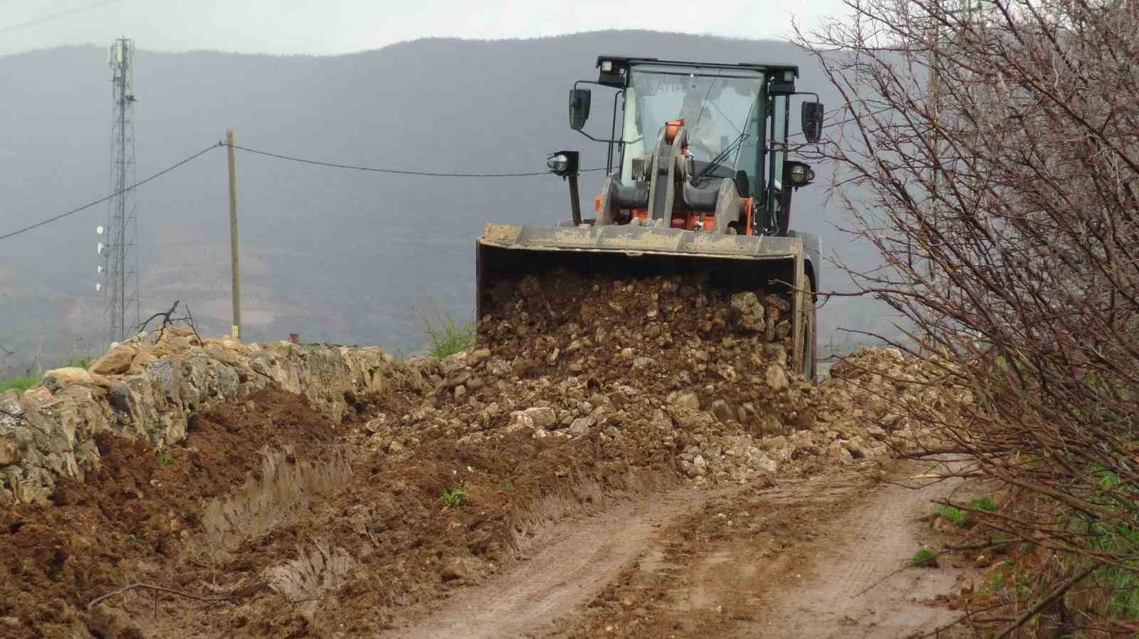 batmanda aracta mahsur kalan hastanin yardimina ekipler kostu 1 HJpROPuD