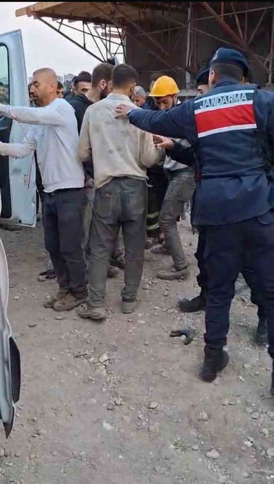 Batman’da beton kalıbı altında kalan şahıs hayatını kaybetti 9 batmanda beton kalibi altinda kalan sahis hayatini kaybetti 5