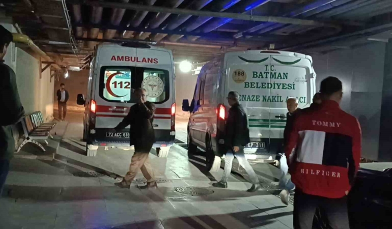 batmanda-beton-kalibi-altinda-kalan-sahis-hayatini-kaybetti-X2NFJ4vL.jpg
