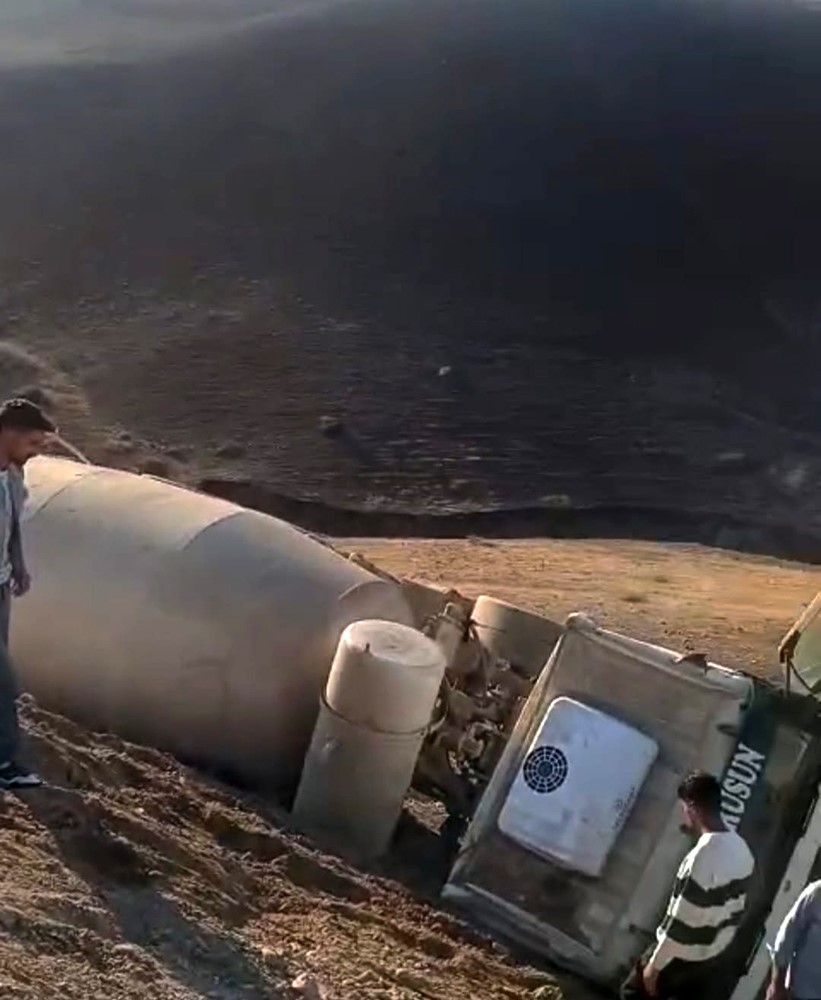 Batman’da beton mikseri şarampole yuvarlandı: 1 yaralı 1 batmanda beton mikseri sarampole yuvarlandi 1 yarali 0 lV2Miu8L