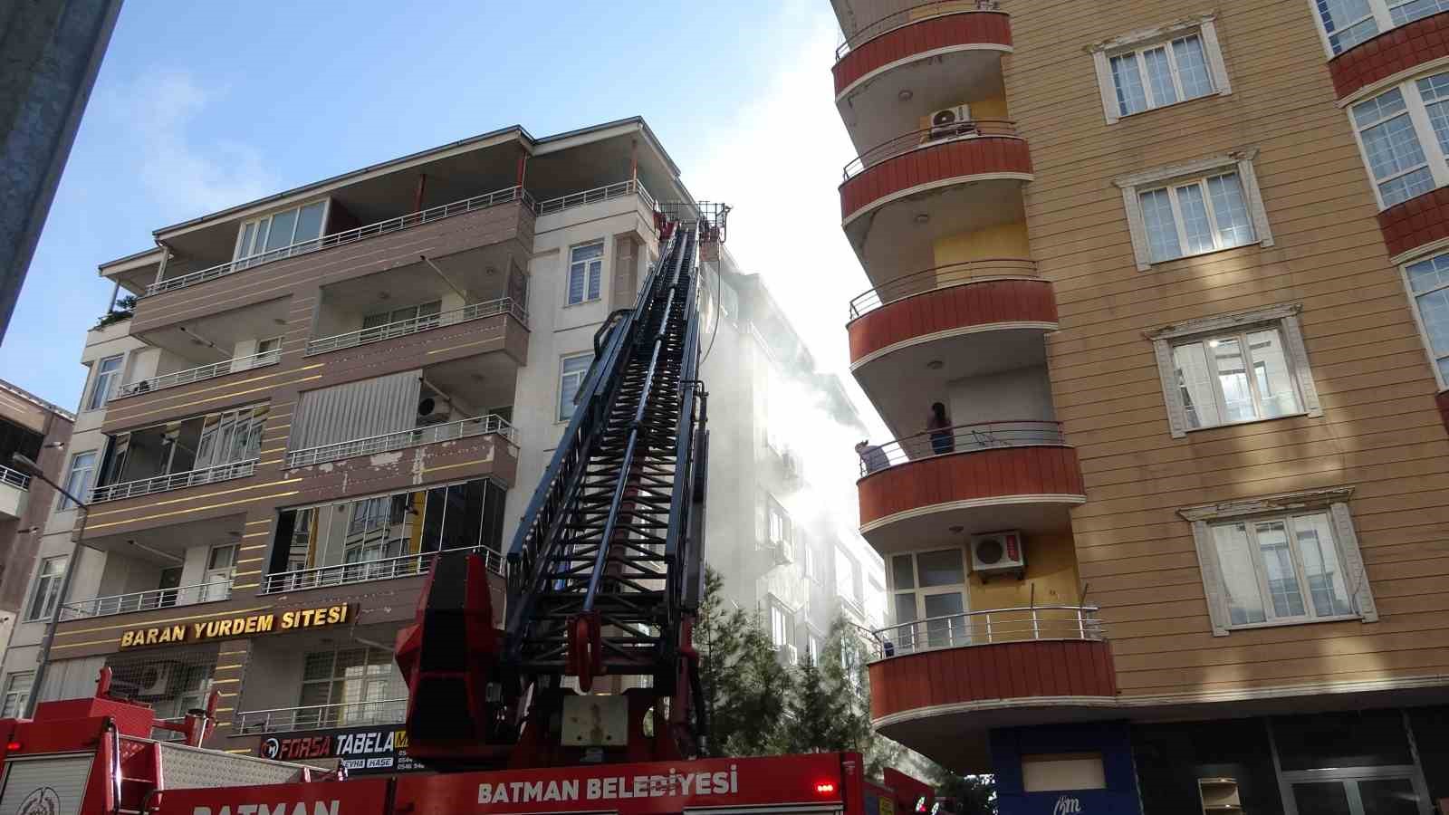 batmanda bir evde cikan yanginda 4 kisi dumandan etkilendi 0 GKfvlJvL