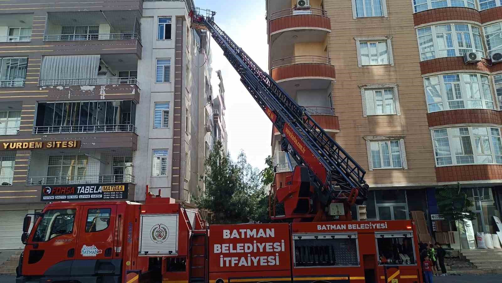 batmanda bir evde cikan yanginda 4 kisi dumandan etkilendi 5 5SOMvZiu