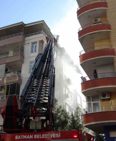 batmanda-bir-evde-cikan-yanginda-4-kisi-dumandan-etkilendi-5r2mPvqh.jpg