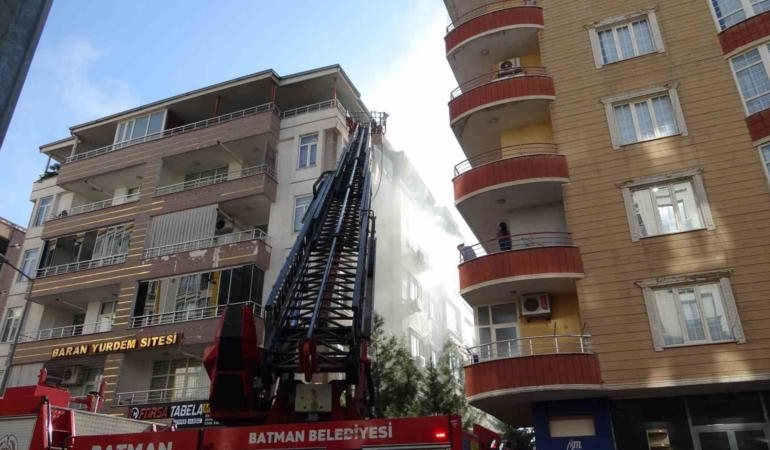 batmanda-bir-evde-cikan-yanginda-4-kisi-dumandan-etkilendi-5r2mPvqh.jpg
