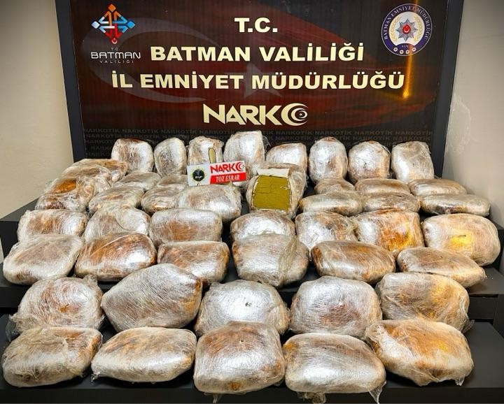 Batman’da bir otomobilde 56 kilo esrar ele geçirildi 13 batmanda bir otomobilde 56 kilo esrar ele gecirildi 9 BsgO6cdJ