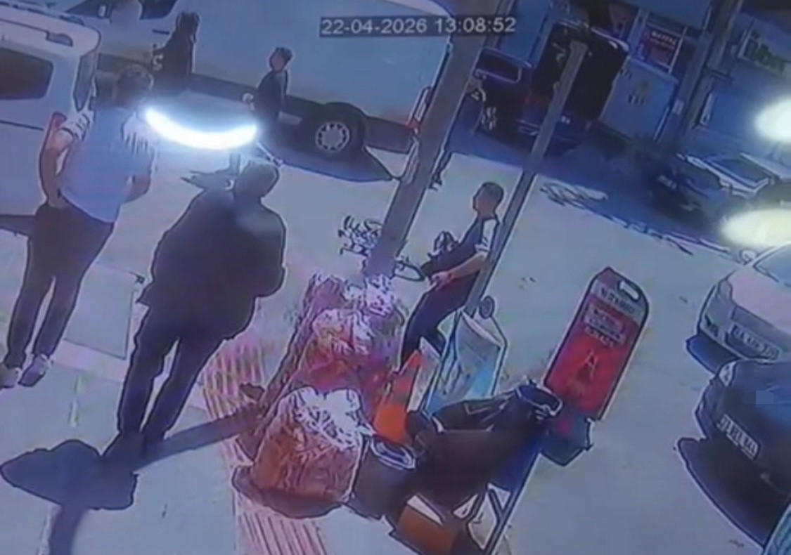batmanda bisikletiyle otomobilin altina giren cocuk metrelerce suruklendi o anlar kamerada 1 EXCqB4Ar