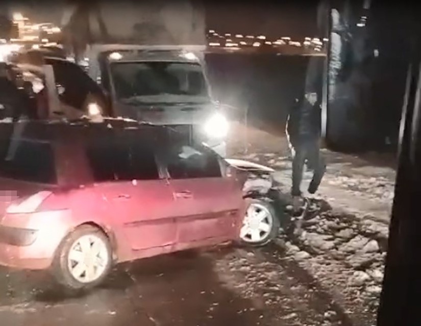 batmanda buz pistine donen yolda 2 arac carpisti 1