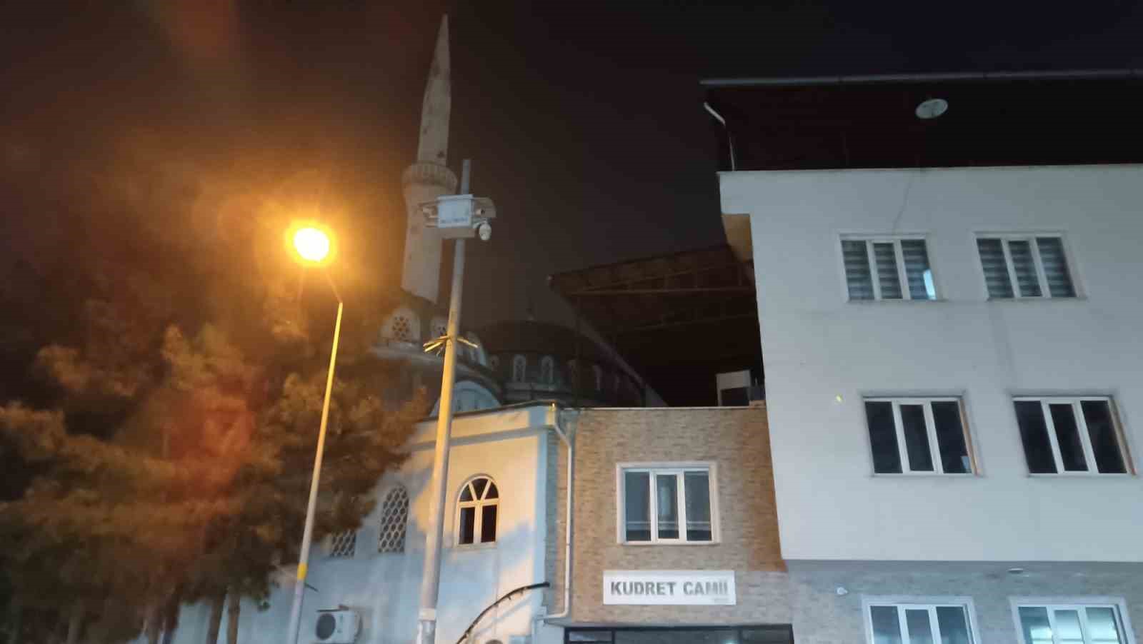batmanda cami minaresine yildirim dustu 1 4QURaybb