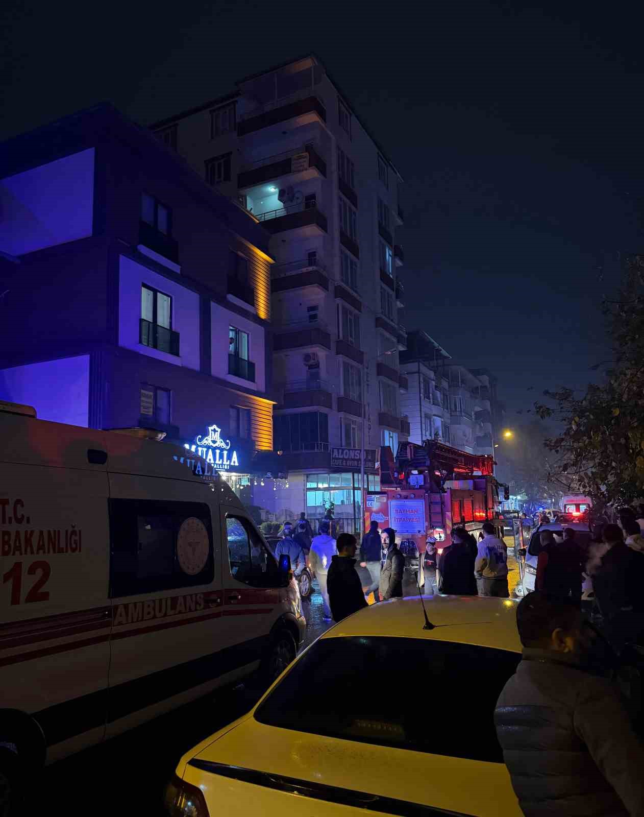 batmanda cinnet getiren sahis evinin esyalarini sokaga firlatti 0 uHehvXYi