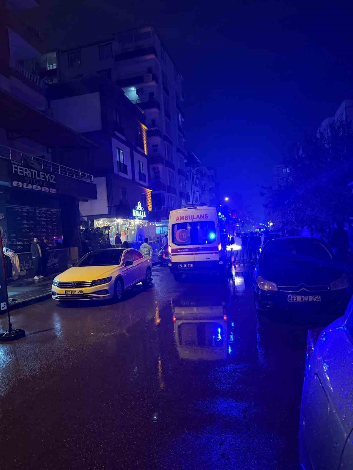 batmanda cinnet getiren sahis evinin esyalarini sokaga firlatti 1 2Ki1R5na