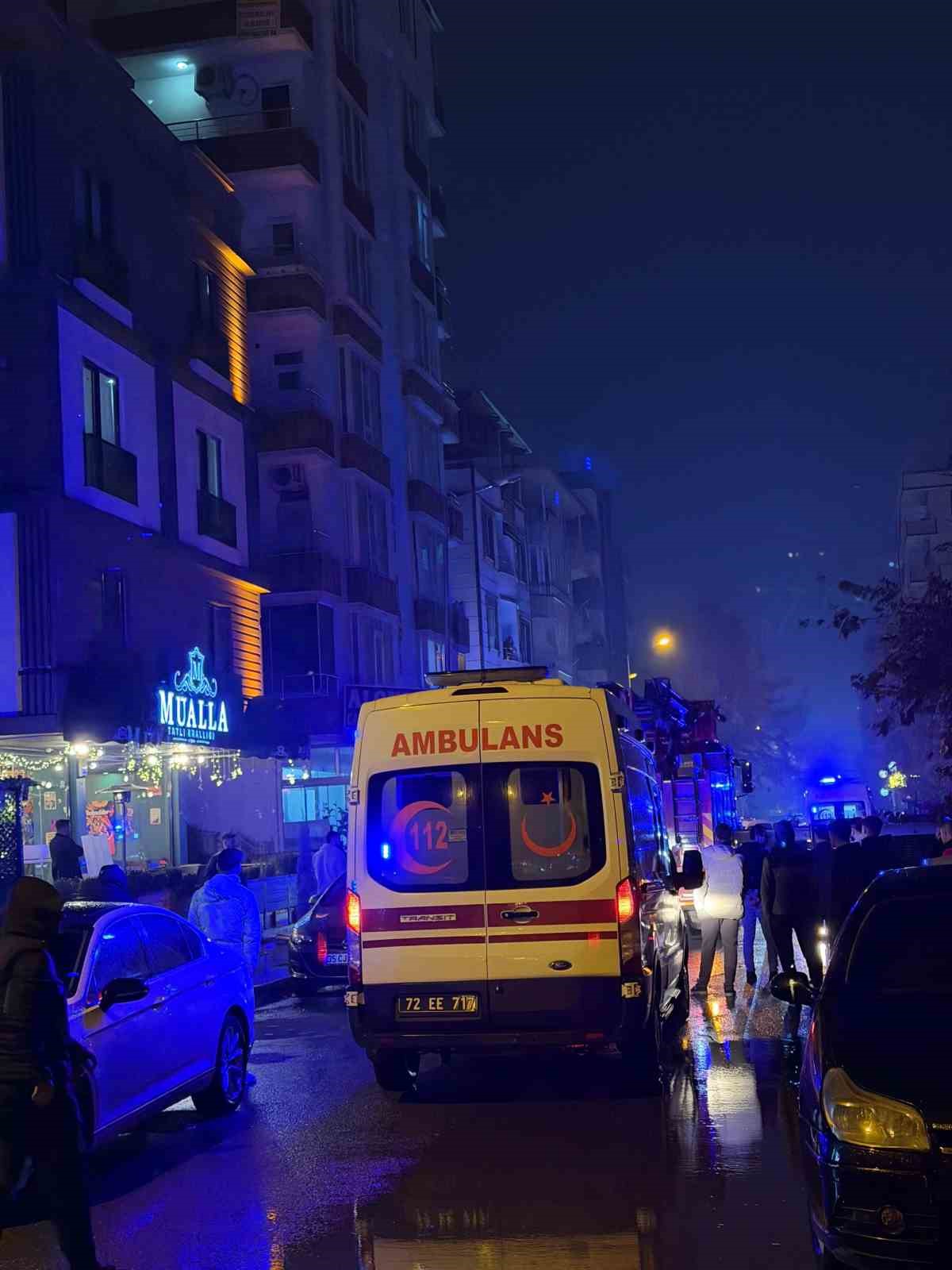 batmanda cinnet getiren sahis evinin esyalarini sokaga firlatti 2 mW7eYmFO