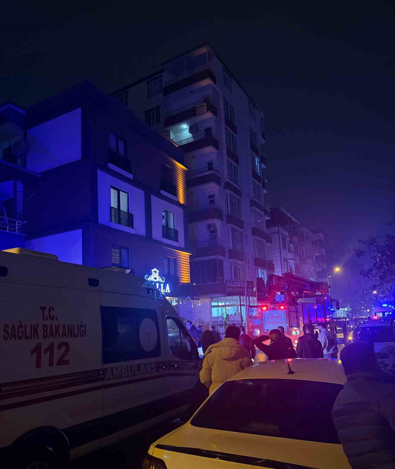 batmanda cinnet getiren sahis evinin esyalarini sokaga firlatti 3 VpeBVZHI