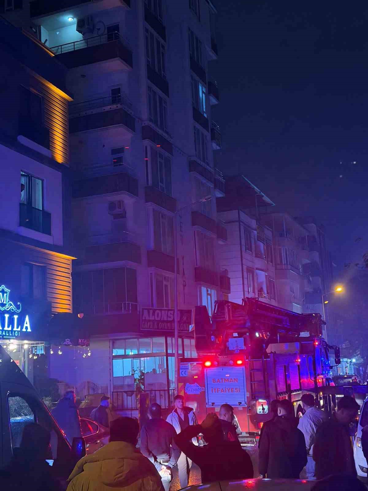 batmanda cinnet getiren sahis evinin esyalarini sokaga firlatti 4 qZkEGO4u
