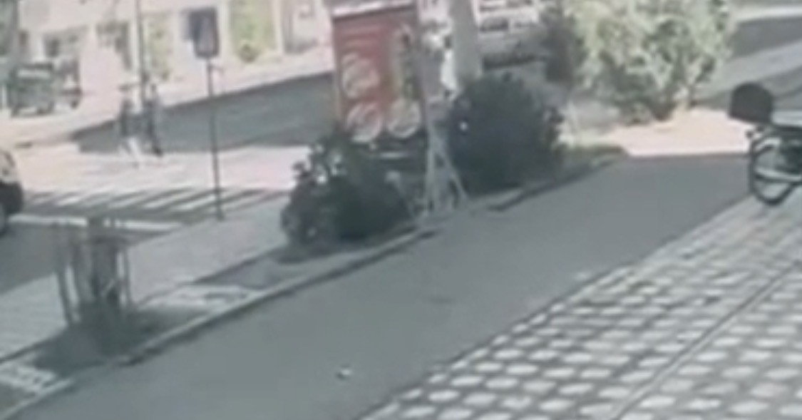 Batman’da cip yaya geçidinde iki kişiye çarptı: O anlar kamerada 4 batmanda cip yaya gecidinde iki kisiye carpti o anlar kamerada 0 tZDCErF6