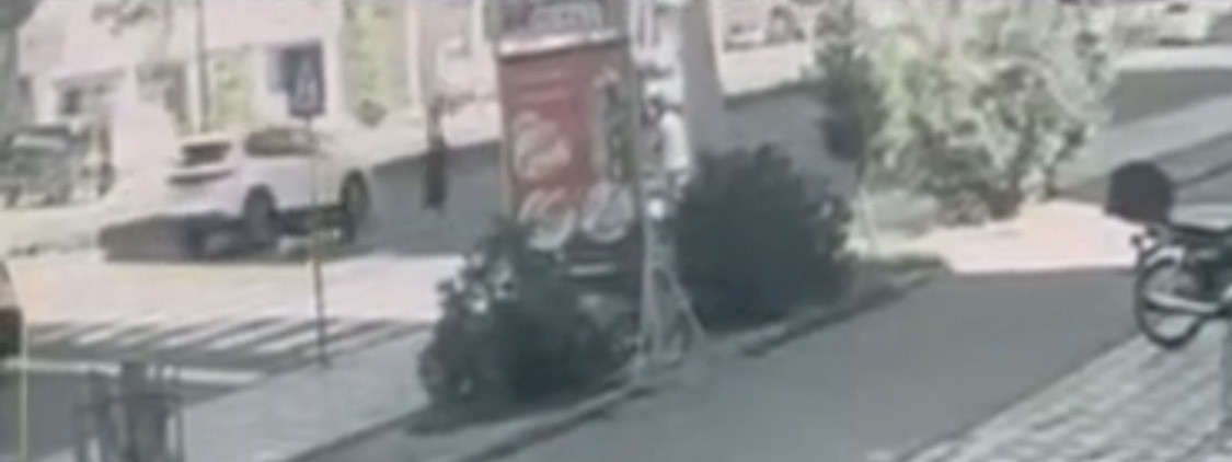 Batman’da cip yaya geçidinde iki kişiye çarptı: O anlar kamerada 5 batmanda cip yaya gecidinde iki kisiye carpti o anlar kamerada 1 IghHu9GD