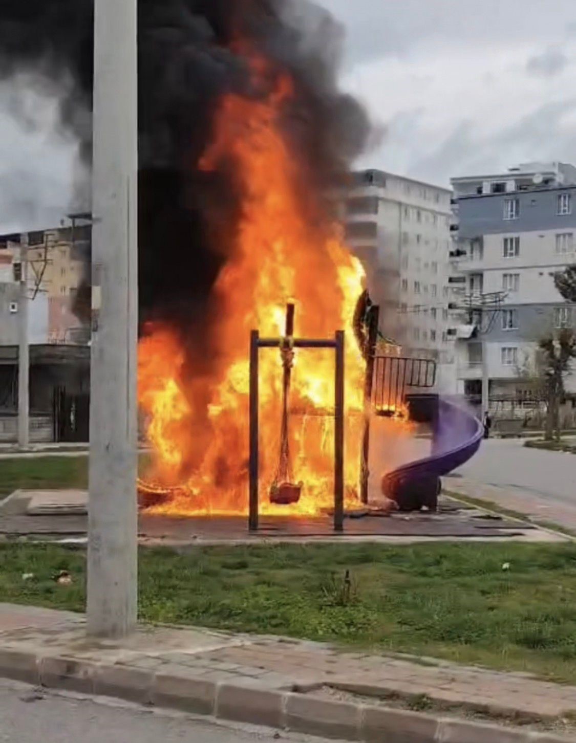 batmanda cocuk parkinda korkutan yangin 2 iPYMOlUB