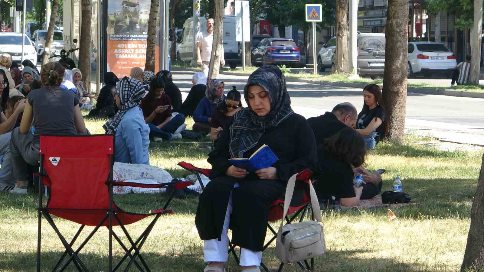 batmanda cocuklari sinava giren veliler parklarda dua etti 0 jebN57Lh