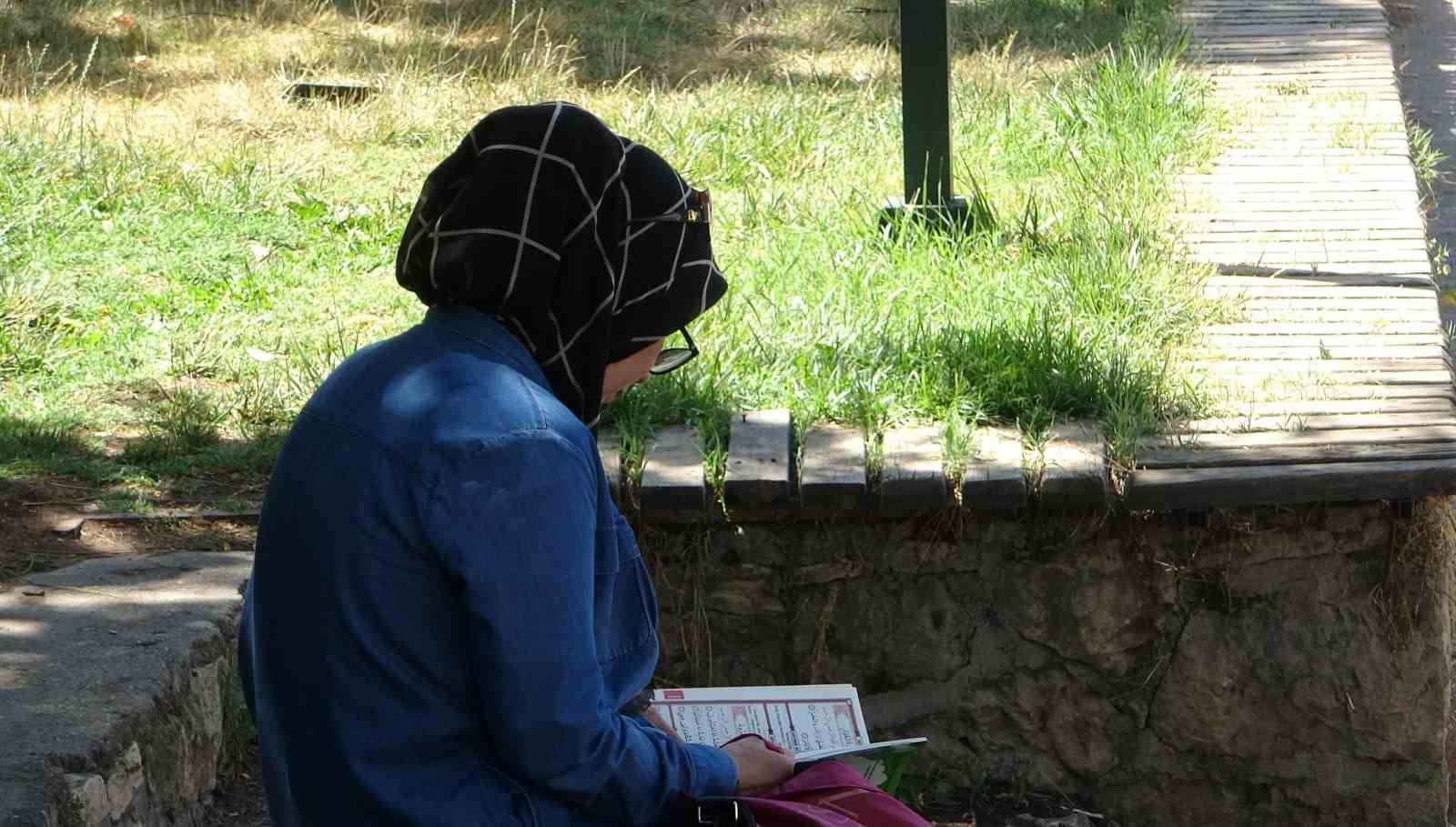 batmanda cocuklari sinava giren veliler parklarda dua etti 1 PdmbttRq