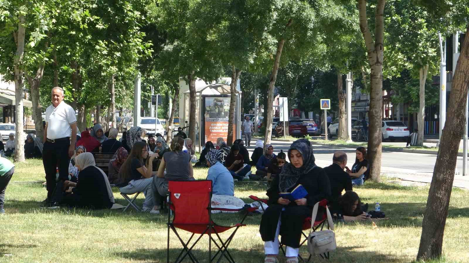 batmanda cocuklari sinava giren veliler parklarda dua etti 2 FLL2dB6d