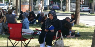 batmanda-cocuklari-sinava-giren-veliler-parklarda-dua-etti-XOwhNDVL.jpg