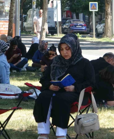 batmanda-cocuklari-sinava-giren-veliler-parklarda-dua-etti-XOwhNDVL.jpg