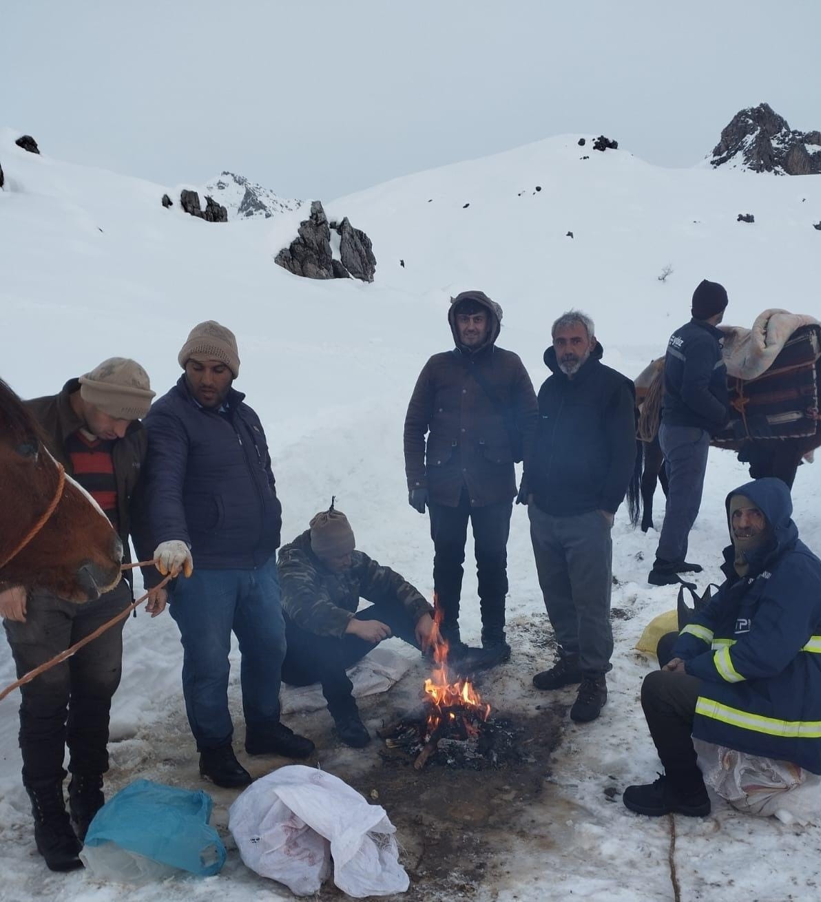 batmanda dagda mahsur kalan 6 katir kurtarildi 2 cnN1URLJ