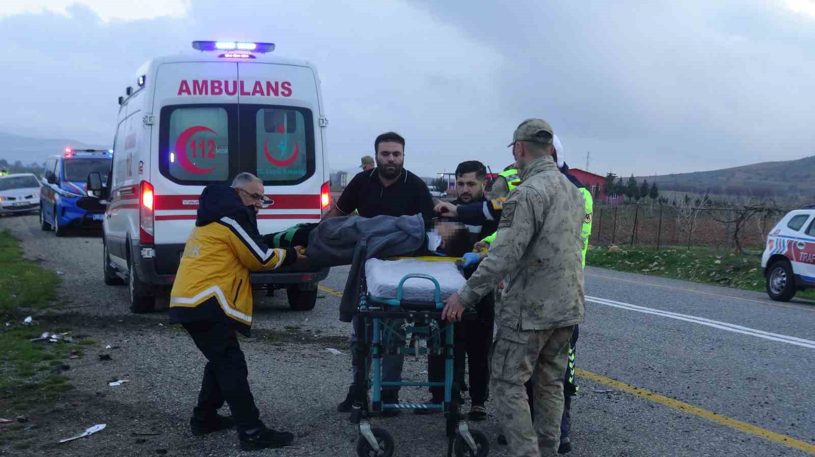 batmanda direge carpip takla atan arac hurdaya dondu 5 yarali 4 LykPGOc9