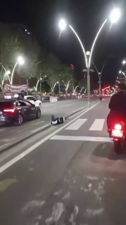 batmanda domuz dehseti yayaya carpip yaraladi trafigin altini ustune getirdi 0 ld3grrAR