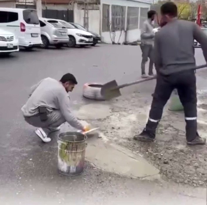 batmanda esnaf yoldaki cukurlari kendi imkanlariyla kapatiyor 1