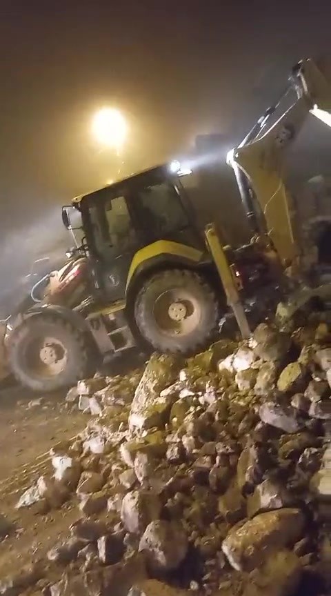 Batman’da fırtınada 2 katlı taş bina çöktü: Enkaz altında kalan 5 büyükbaş hayvan kurtarıldı 6 batmanda firtinada 2 katli tas bina coktu enkaz altinda kalan 5 buyukbas hayvan kurtarildi