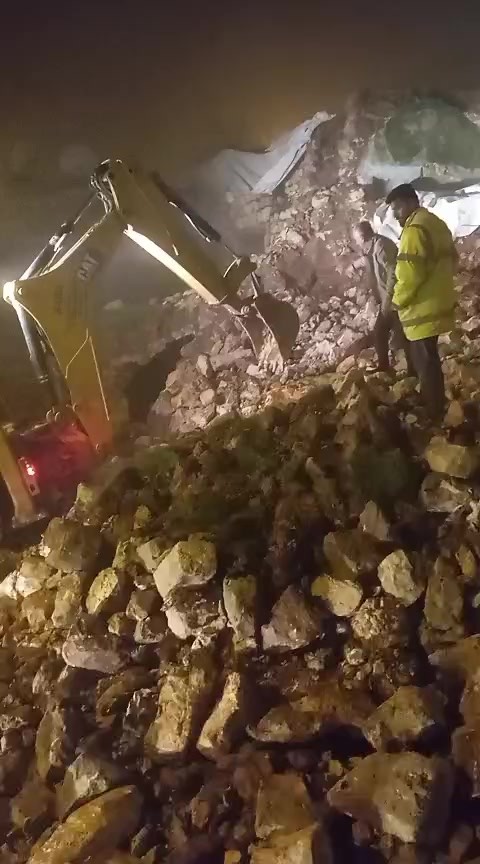 Batman’da fırtınada 2 katlı taş bina çöktü: Enkaz altında kalan 5 büyükbaş hayvan kurtarıldı 5 batmanda firtinada 2 katli tas bina coktu enkaz altinda kalan 5 buyukbas hayvan kurtarildi OSAqAwge