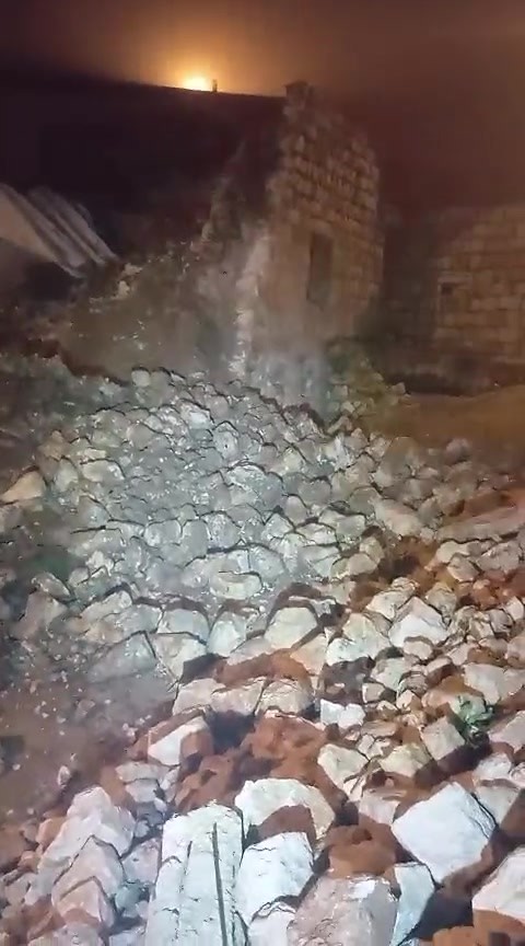 Batman’da fırtınada 2 katlı taş bina çöktü: Enkaz altında kalan 5 büyükbaş hayvan kurtarıldı 7 batmanda firtinada 2 katli tas bina coktu enkaz altinda kalan 5 buyukbas hayvan kurtarildi RYOp7w1I