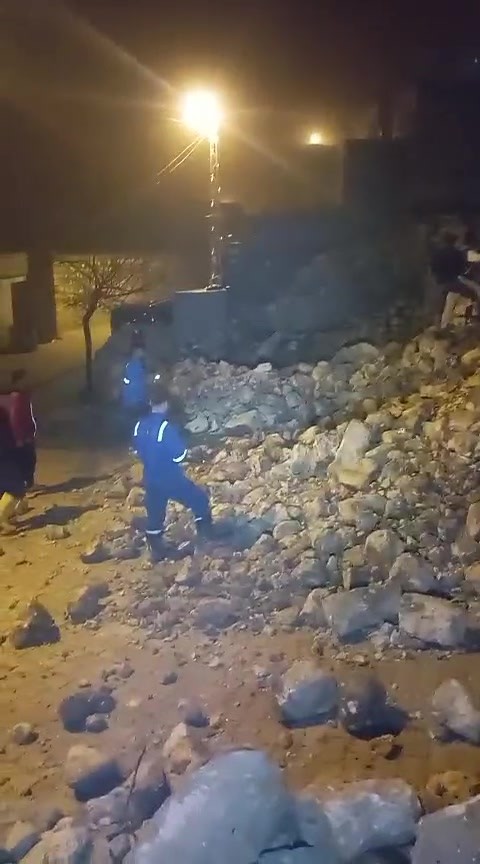 Batman’da fırtınada 2 katlı taş bina çöktü: Enkaz altında kalan 5 büyükbaş hayvan kurtarıldı 8 batmanda firtinada 2 katli tas bina coktu enkaz altinda kalan 5 buyukbas hayvan kurtarildi iSv3fzcb
