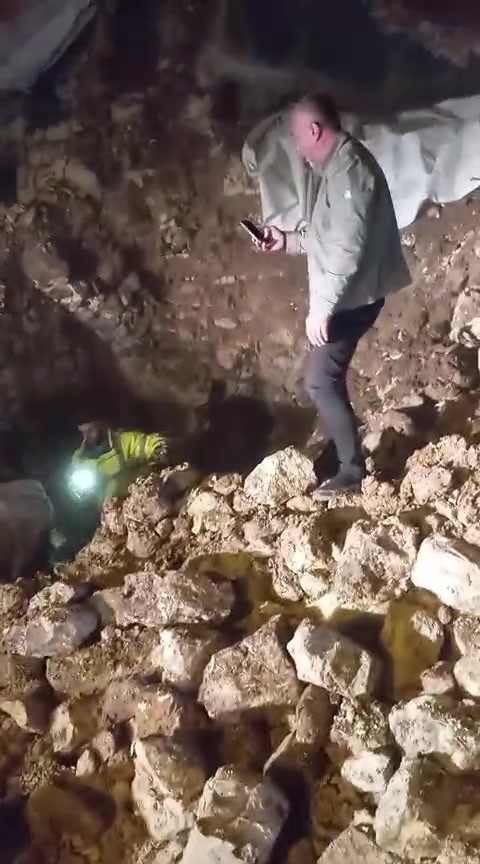 Batman’da fırtınada 2 katlı taş bina çöktü: Enkaz altında kalan 5 büyükbaş hayvan kurtarıldı 9 batmanda firtinada 2 katli tas bina coktu enkaz altinda kalan 5 buyukbas hayvan kurtarildi tVg7bnW5