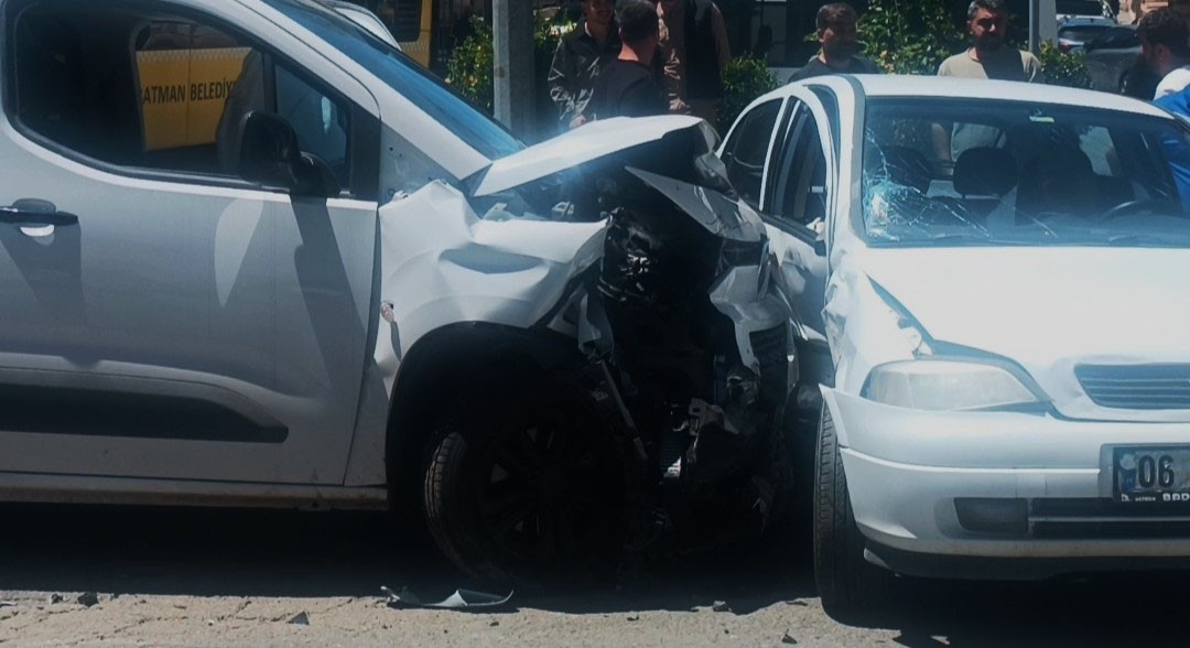 batmanda hafif ticari arac ile otomobil carpisti 3 yarali 1 rNWuOI47