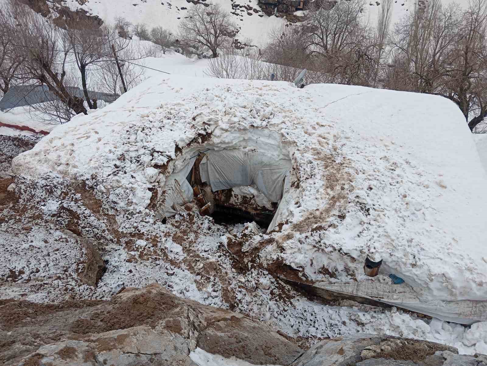batmanda heyelan kayalarin dustugu ev yikildi 1 FKymRZRO