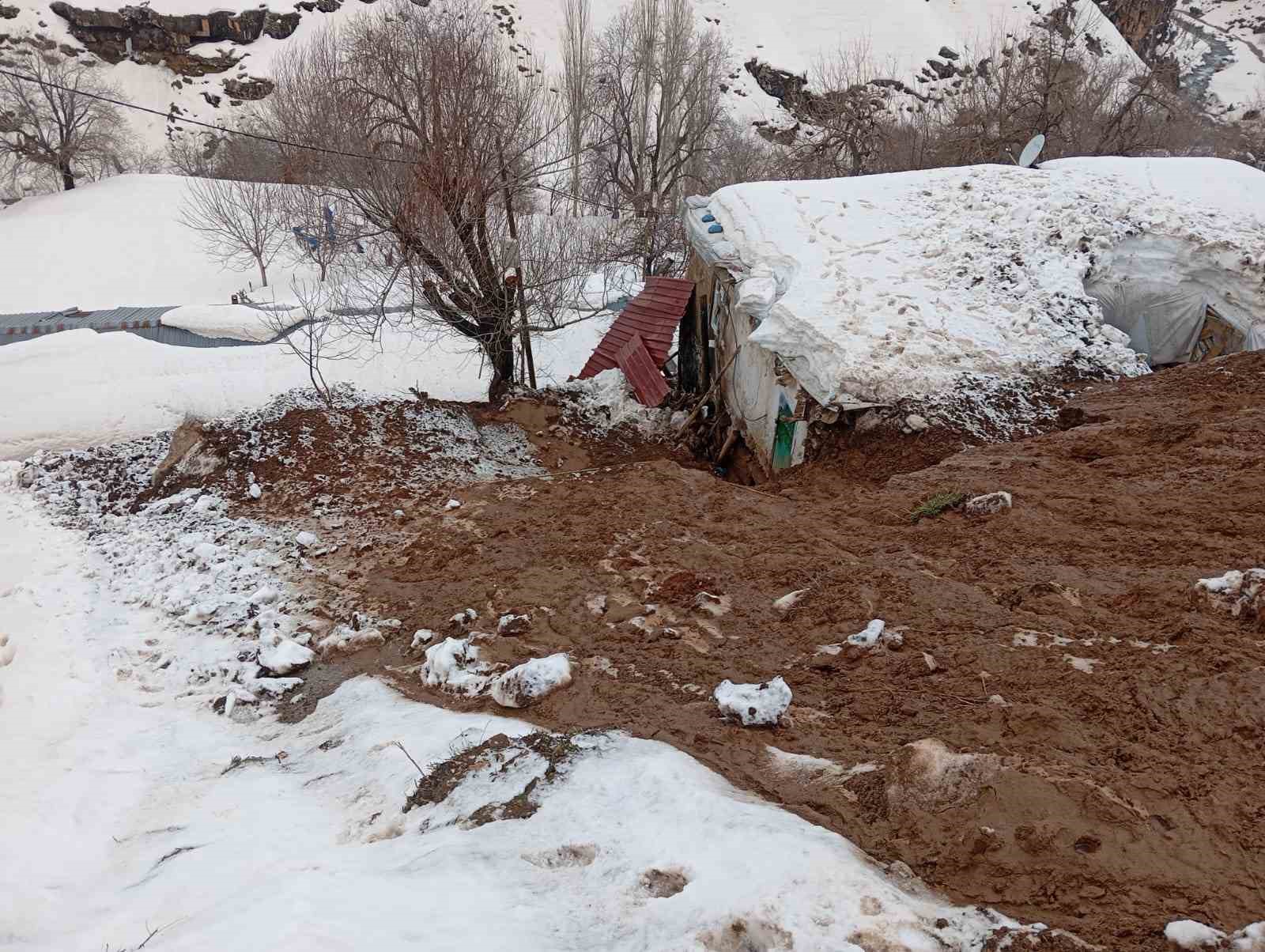 batmanda heyelan kayalarin dustugu ev yikildi 3